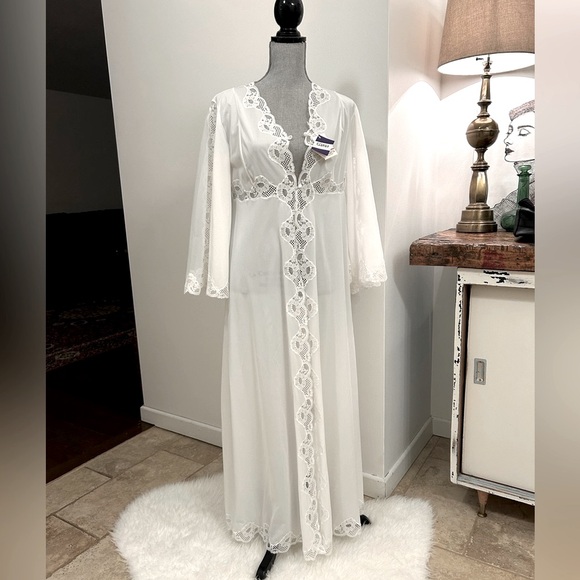 Nivion Other - Vintage 1960’s white bridal/maternity shoot/duster robe with lace trim.